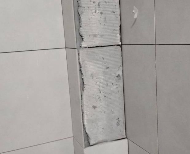 台江瓷砖空鼓维修公司分享下瓷砖施工前基层浇水润湿程度不足，可能导致以下问题